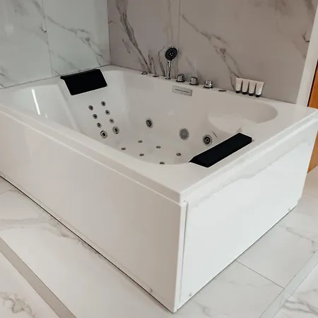 Holiday Hotel Ξενοδοχείο 4*
