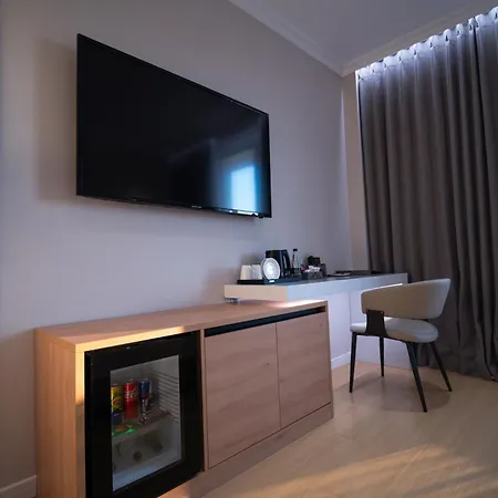 Ξενοδοχείο Holiday Hotel 4*