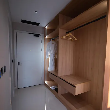 Holiday Hotel Ξενοδοχείο 4*
