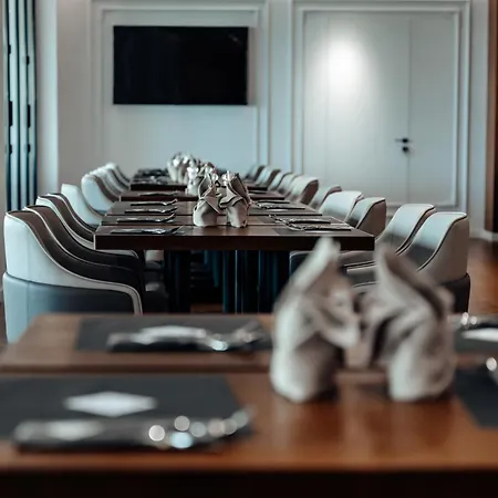 Holiday Hotel فندق Rinas