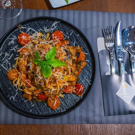 فندق Holiday Hotel 4*