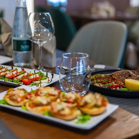 Holiday Hotel فندق 4*