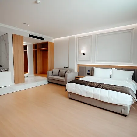 Holiday Hotel فندق Rinas