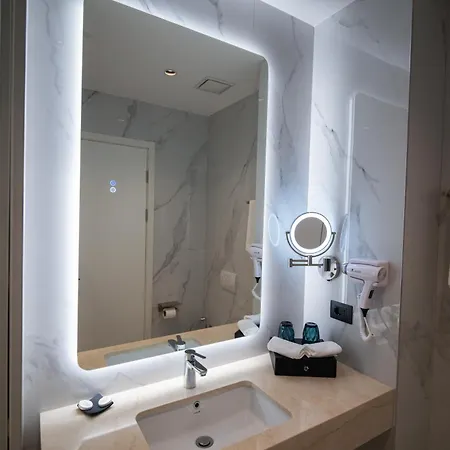 فندق Holiday Hotel 4*