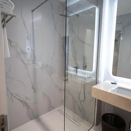 Holiday Hotel فندق Rinas