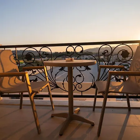 فندق Holiday Hotel 4*